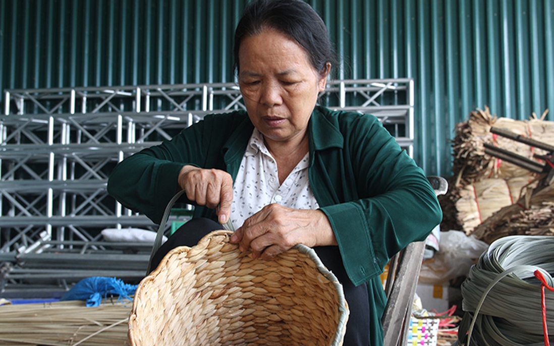 Nghề đan bèo tây tạo việc làm lúc nông nhàn cho lao động nữ ở Thái Bình