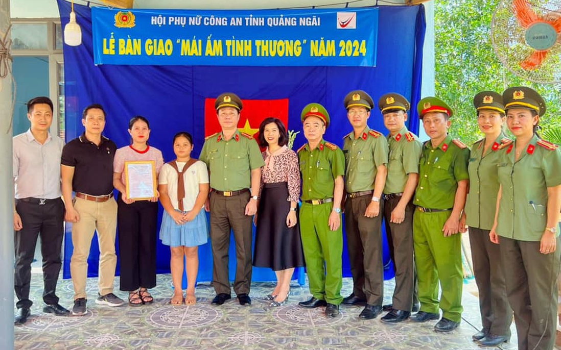 Phụ nữ Công an Quảng Ngãi: Trao tặng "Mái ấm tình thương" cho hội viên có hoàn cảnh khó khăn