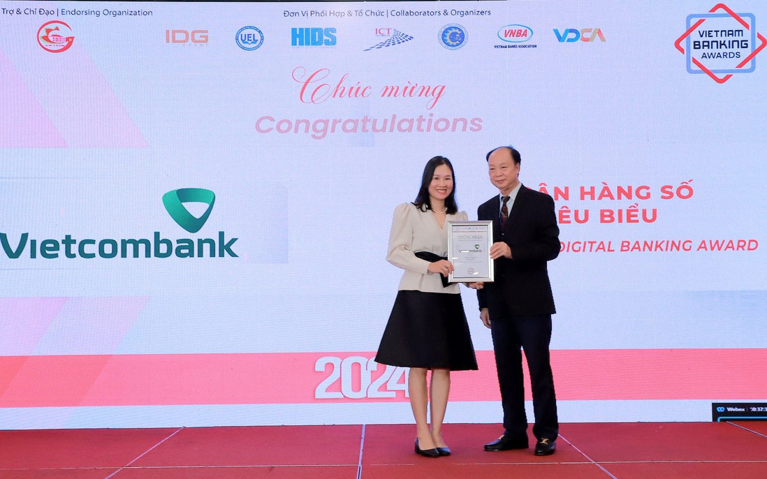 Vietcombank nhận cú đúp giải thưởng tại Diễn đàn Ngân hàng Bán lẻ Việt Nam 2024