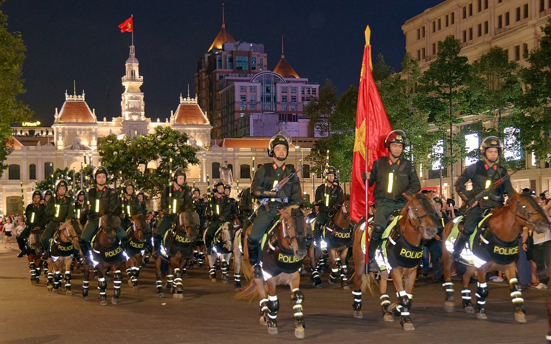 Người dân TPHCM thích thú xem đoàn kỵ binh diễu hành tại phố đi bộ Nguyễn Huệ