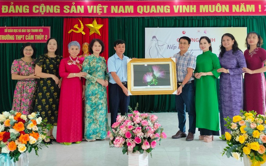 "Nếp áo thanh xuân" đến với giáo viên, nữ sinh vùng cao Thanh Hóa