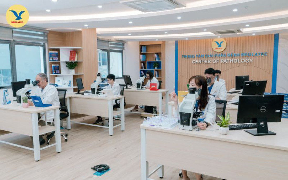 Bệnh nhân người Campuchia bất ngờ phát hiện mắc ung thư tuyến vú xâm nhập bằng tiêu chuẩn “vàng” 