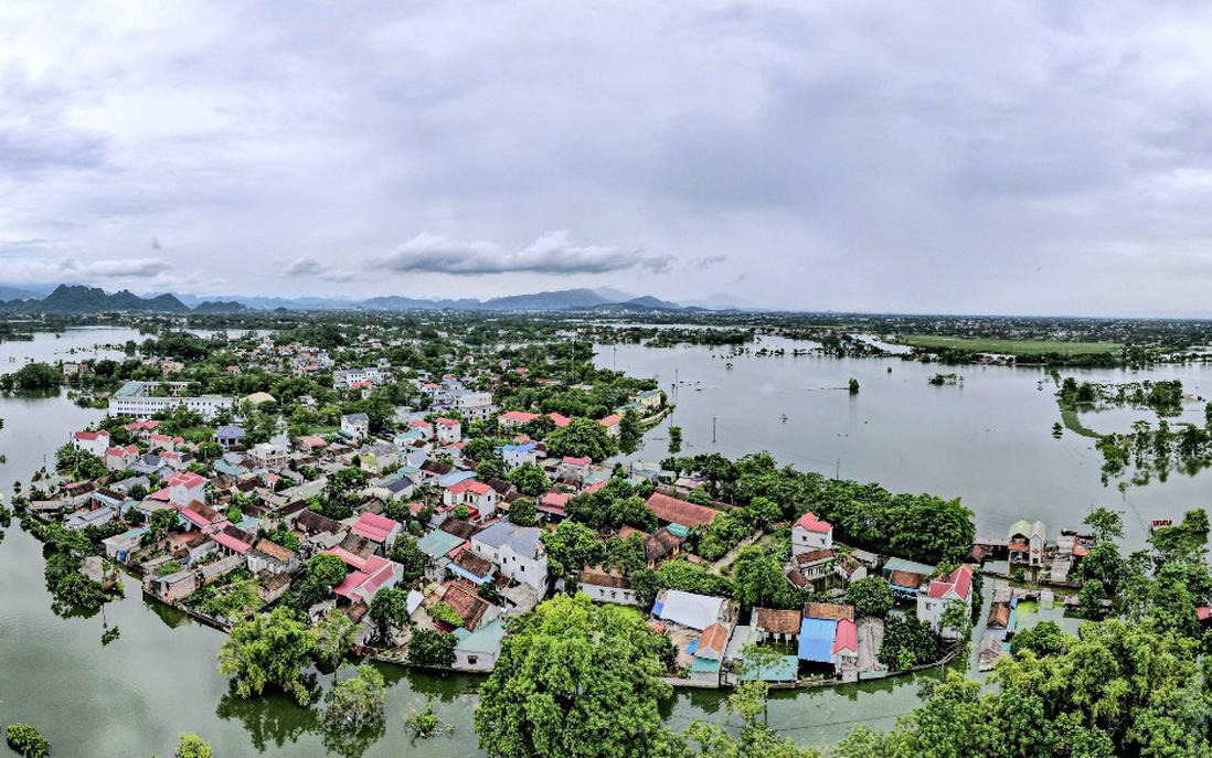 Thôn bị cô lập nhất ở "rốn lũ" Hà Nội, hàng trăm người đối mặt hiểm nguy giữa tứ bề biển nước