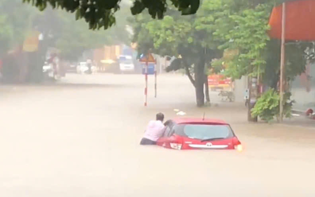 Thái Nguyên: Mưa lớn kéo dài, thành phố chìm trong biển nước, giao thông tê liệt