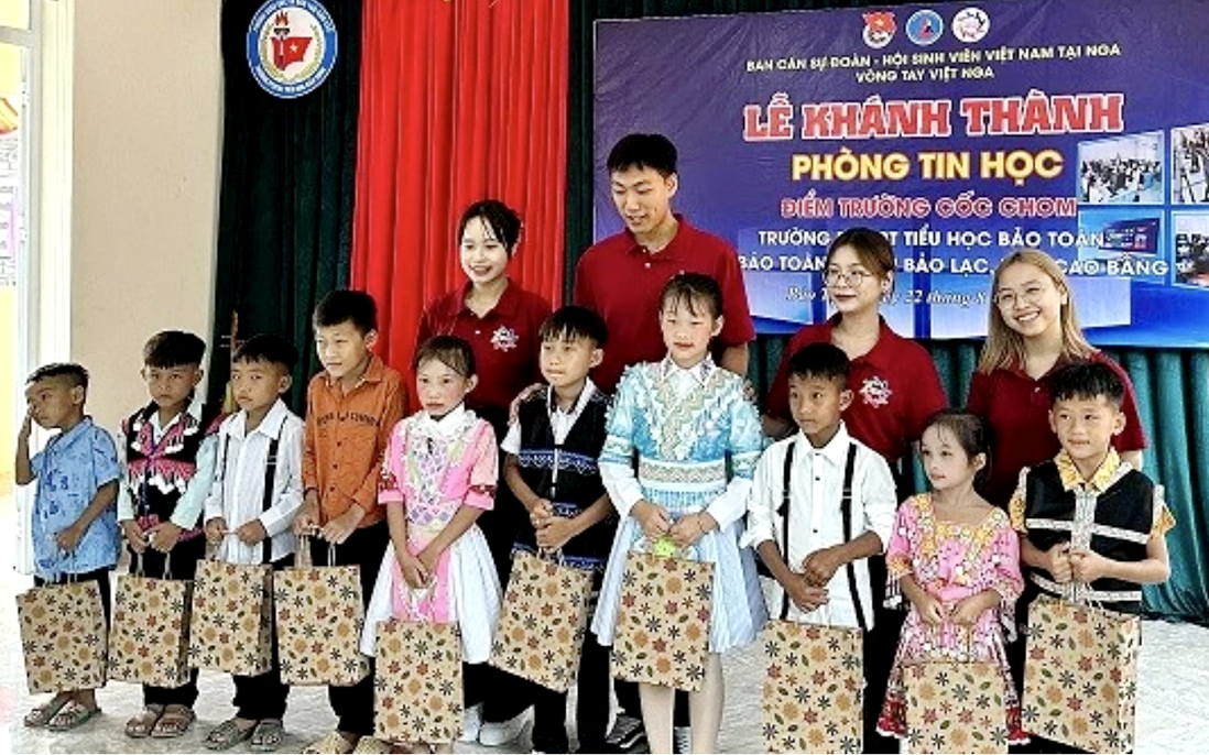 Trao tặng phòng tin học cho học sinh ở Cao Bằng