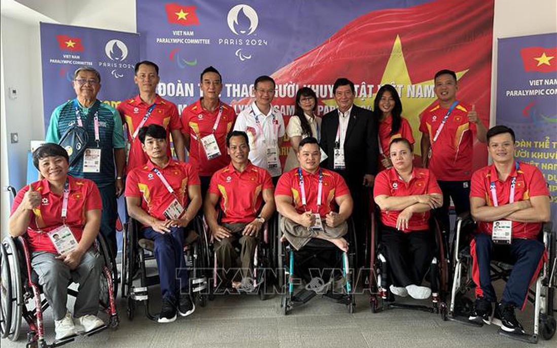 Vận động viên Việt Nam treo cờ Tổ quốc, sẵn sàng bước vào tranh tài ở Paralympic Paris 2024