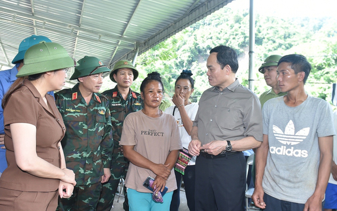 Phó Thủ tướng Trần Lưu Quang thăm hỏi các gia đình bị thiệt hại bởi mưa lũ tại Điện Biên