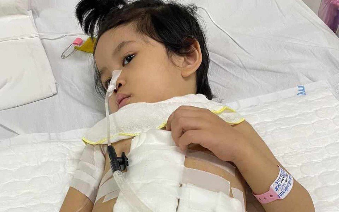 Ánh mắt cầu cứu của bé gái 5 tuổi dị tật bẩm sinh, bị cha chối bỏ từ khi còn trong bụng mẹ