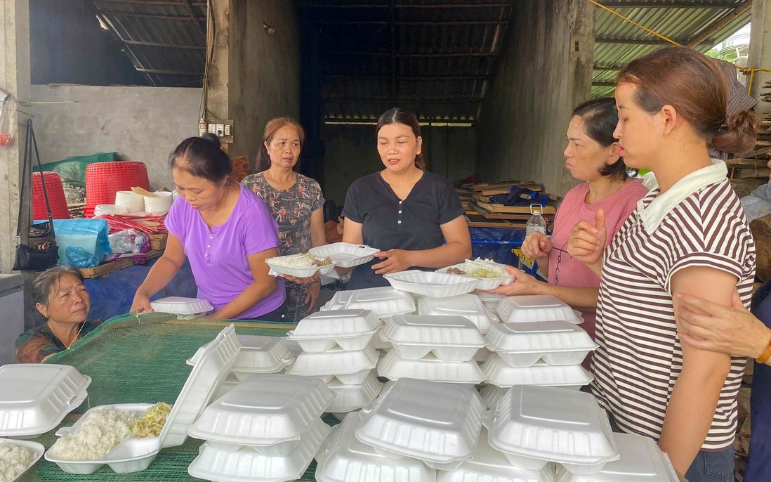 Tuyên Quang: Phụ nữ hỗ trợ, cấp phát thực phẩm cho gia đình bị chia cắt bởi bão lũ