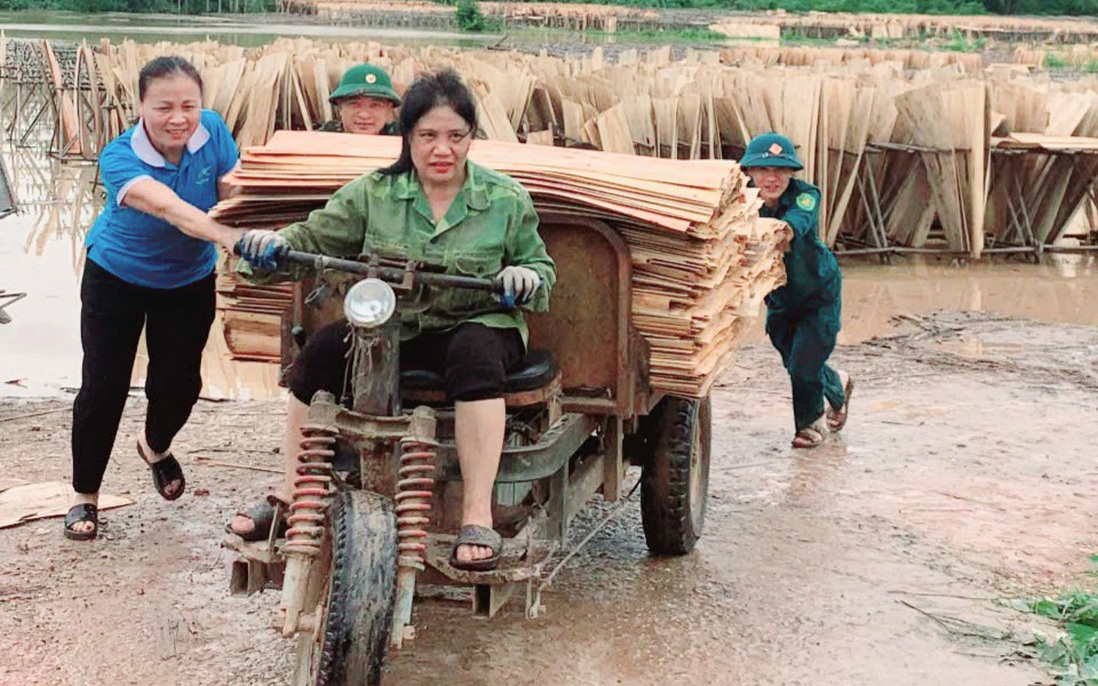 Lạng Giang (Bắc Giang): Ấm tình người sau bão số 3 