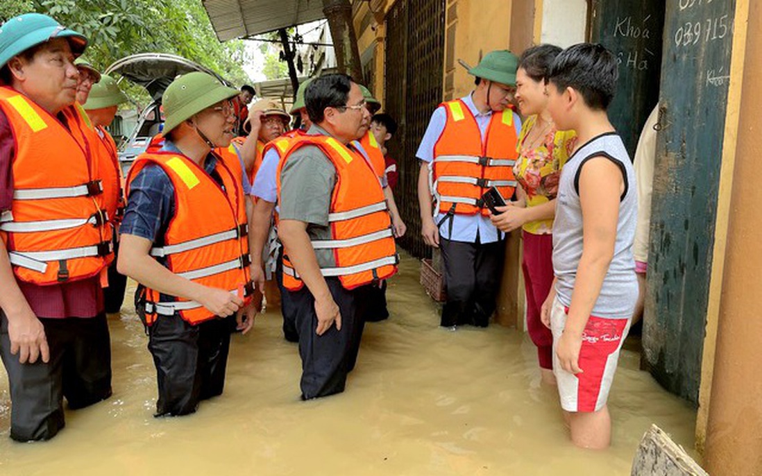 Thủ tướng chỉ đạo bảo đảm an toàn đê điều, hồ đập, triển khai phương tiện, kể cả trực thăng, hỗ trợ người dân