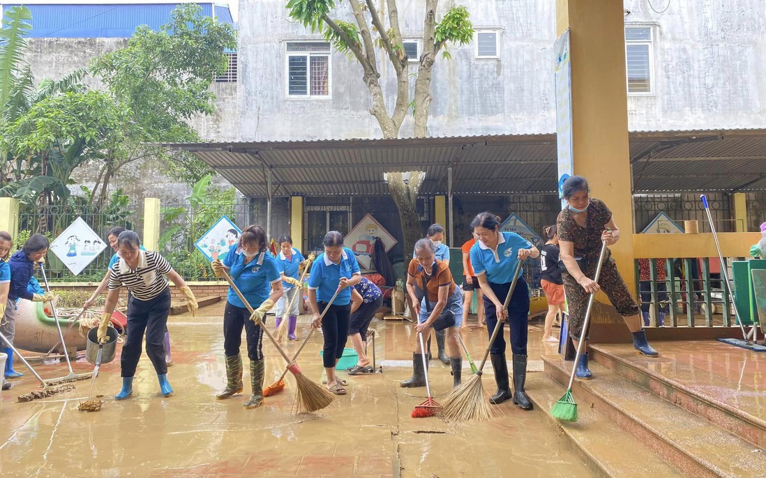 Thái Nguyên: Hội viên, phụ nữ chung tay khắc phục hậu quả ngập lụt