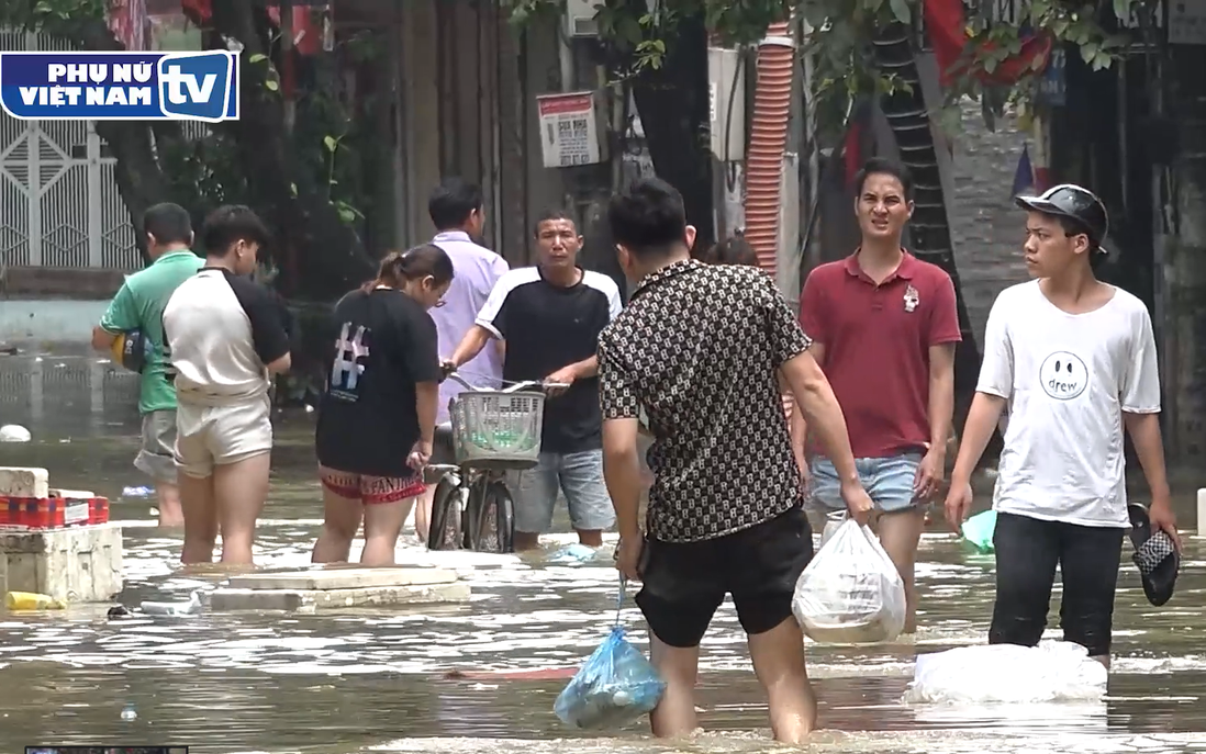 Hà Nội: Khu vực Phúc Xá vẫn ngập sâu, tăng cường hỗ trợ nhu yếu phẩm cho người dân