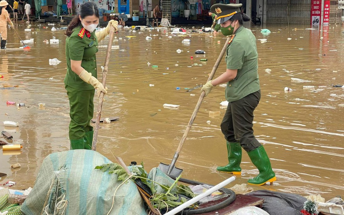 Công an Tuyên Quang khẩn trương giúp người dân trở lại nhịp sống ngày thường sau mưa lũ