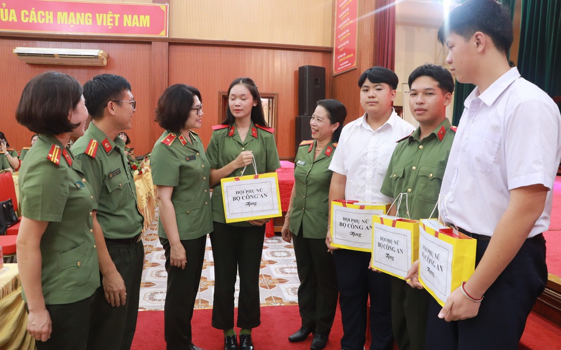 Phụ nữ Công an tặng quà Trung thu cho học sinh Lào và trẻ em dân tộc thiểu số 