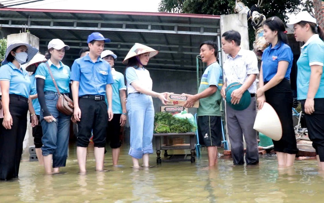 Nước lũ rút chậm, Hà Nội còn 23.000 người sơ tán vì ngập lụt