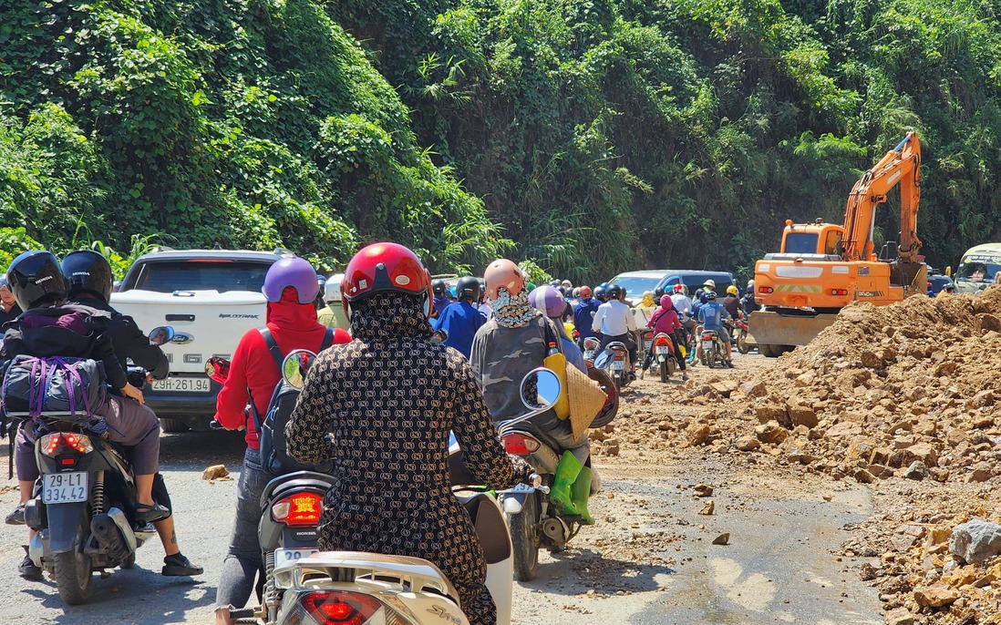 Hòa Bình: Người tham gia giao thông "khó chịu" với thời gian nổ mìn thi công dự án ở dốc Cun