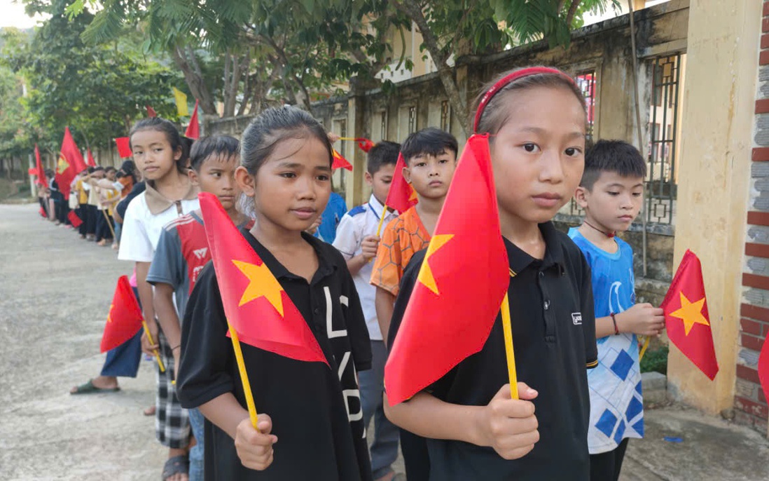 Học sinh vùng cao Tương Dương vượt núi, băng rừng đến ngày khai giảng