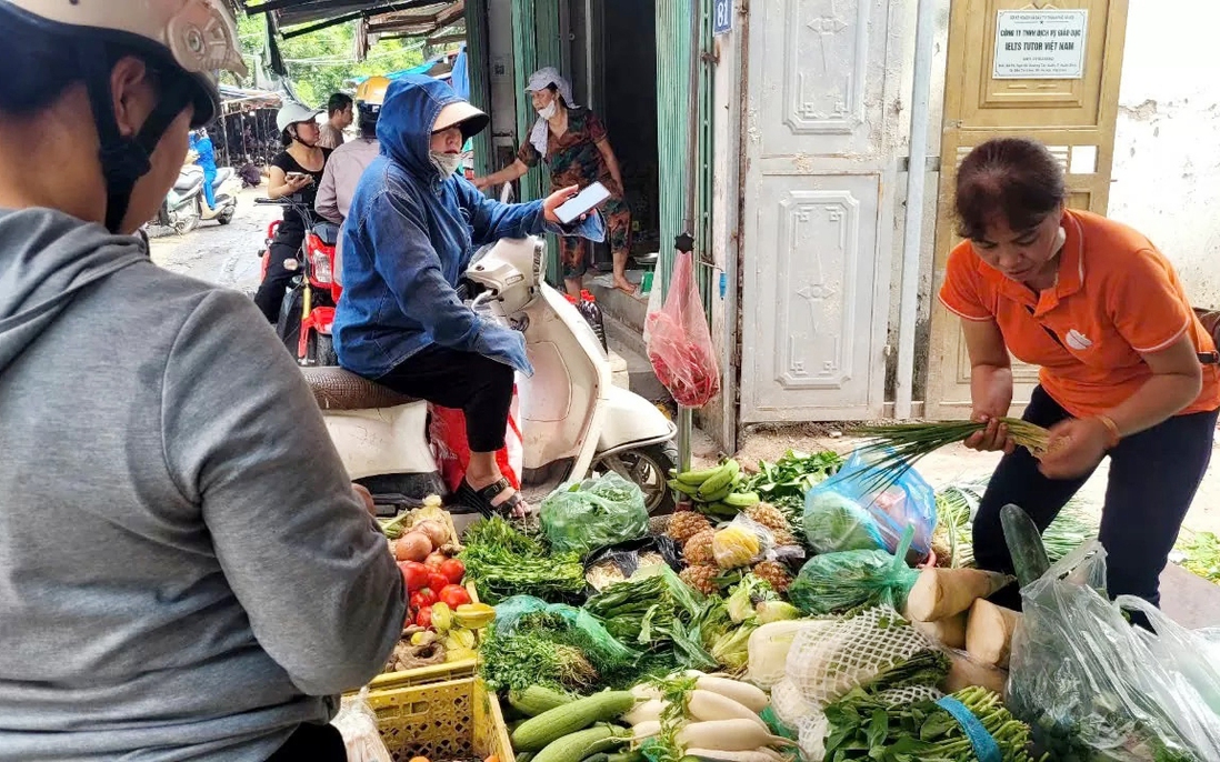 Chợ dân sinh, siêu thị tấp nập khách hàng mua sắm trước siêu bão