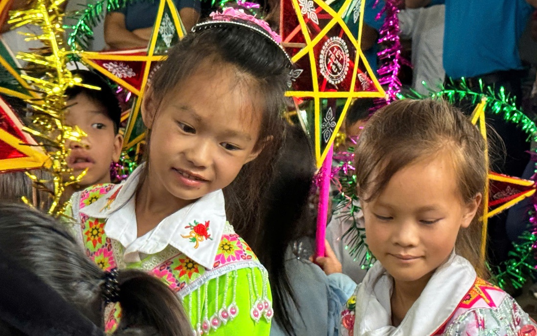 "Trung thu yêu thương" đến với trẻ em khó khăn ở Cao Bằng