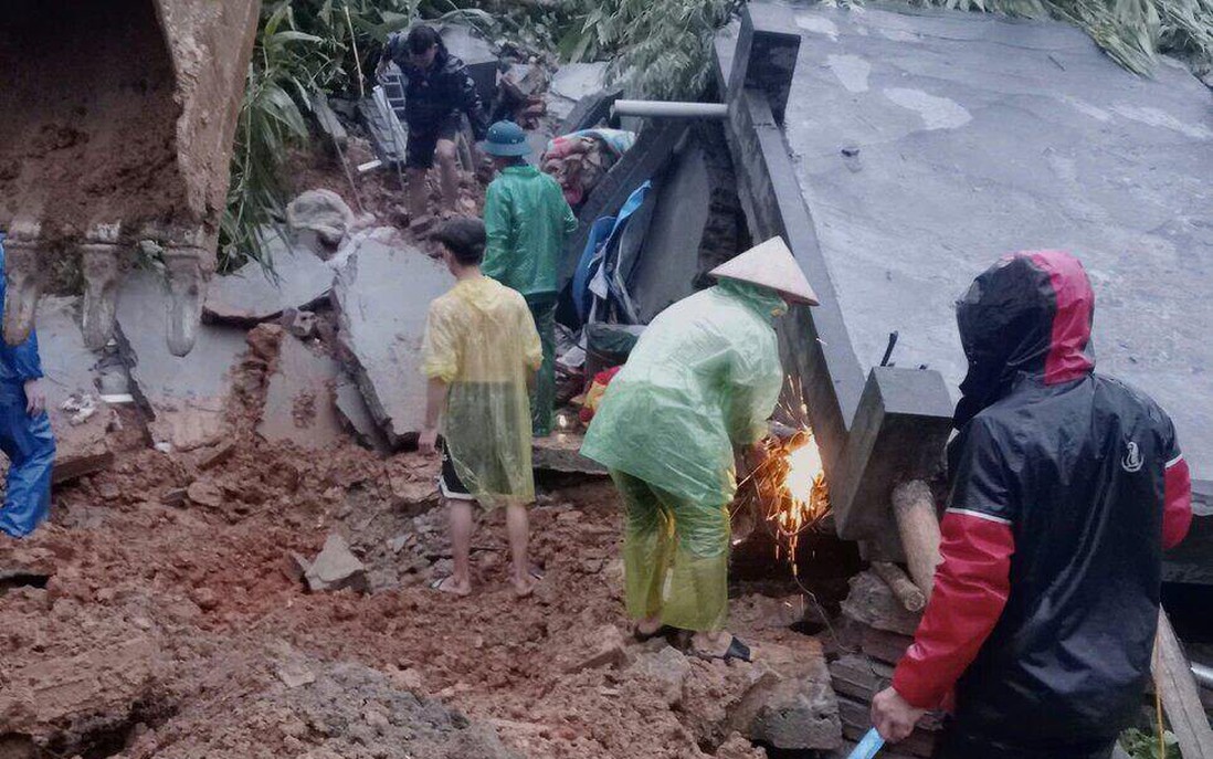 Hòa Bình: Hội LHPN thăm hỏi, hỗ trợ gia đình có 4 người tử vong trong vụ sạt lở đất