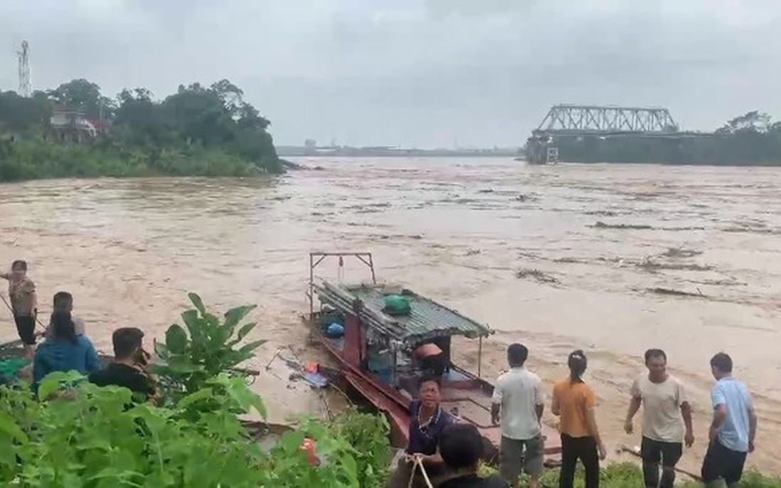 Sập cầu Phong Châu: Đã vớt được 3 người