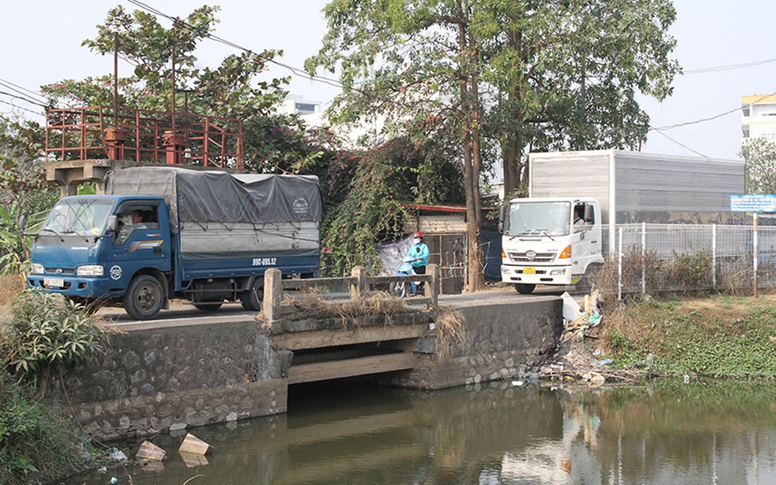 Né trạm thu phí, xe cày nát đường dân sinh