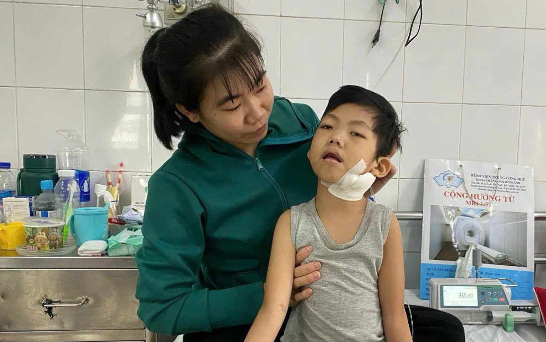 "Tôi mất một đứa con rồi, xin mọi người giúp tôi cứu lấy đứa còn lại"