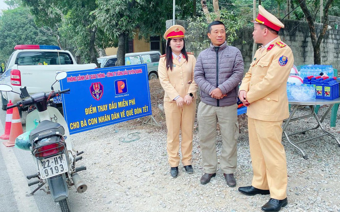 Tuyên Quang: Cảnh sát giao thông tặng nước uống, áo ấm, thay dầu xe đón người dân về quê ăn Tết