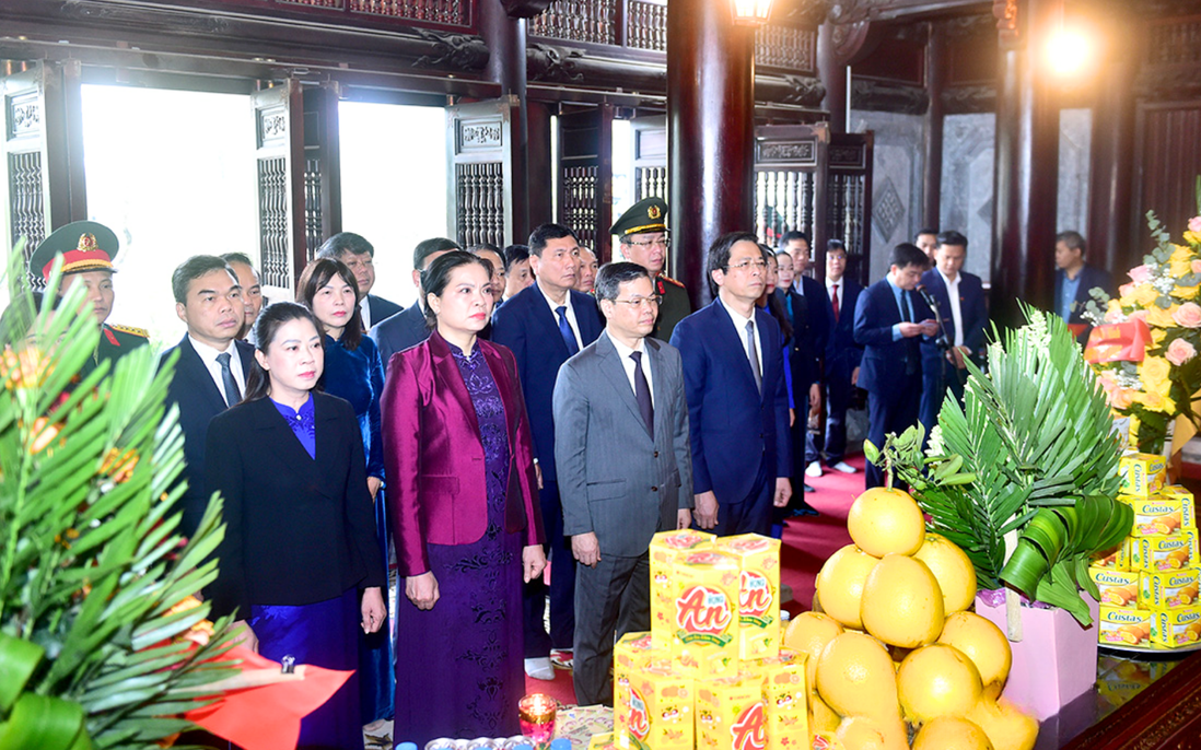 Lãnh đạo tỉnh Tuyên Quang dâng hương tưởng nhớ Chủ tịch Hồ Chí Minh và các Anh hùng liệt sĩ