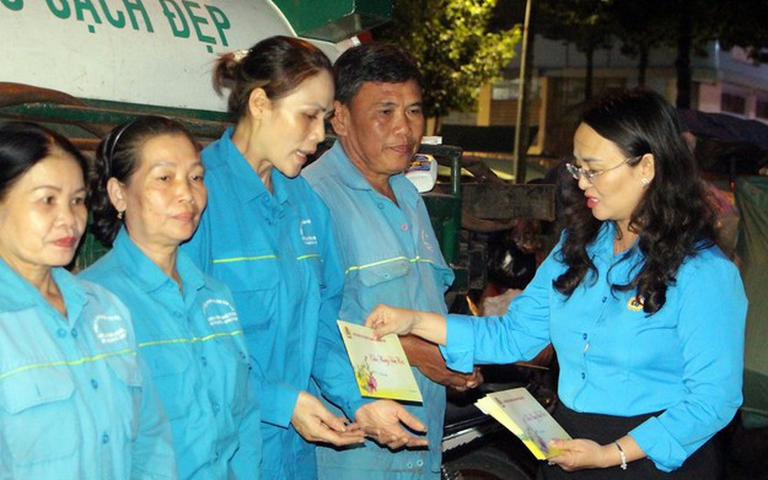 Lãnh đạo các địa phương thăm, chúc Tết người lao động làm nhiệm vụ đêm Giao thừa