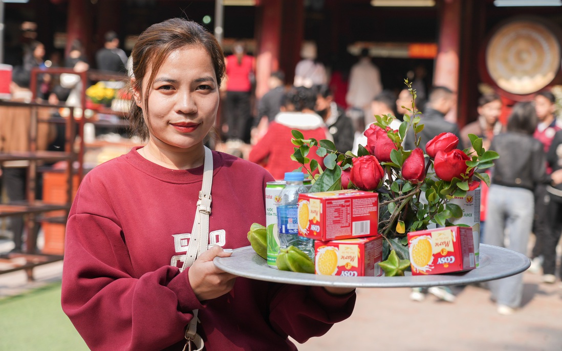 Hàng vạn người chiêm bái, dâng hương tại đền thờ Tản Viên Sơn Thánh trong ngày đầu Xuân