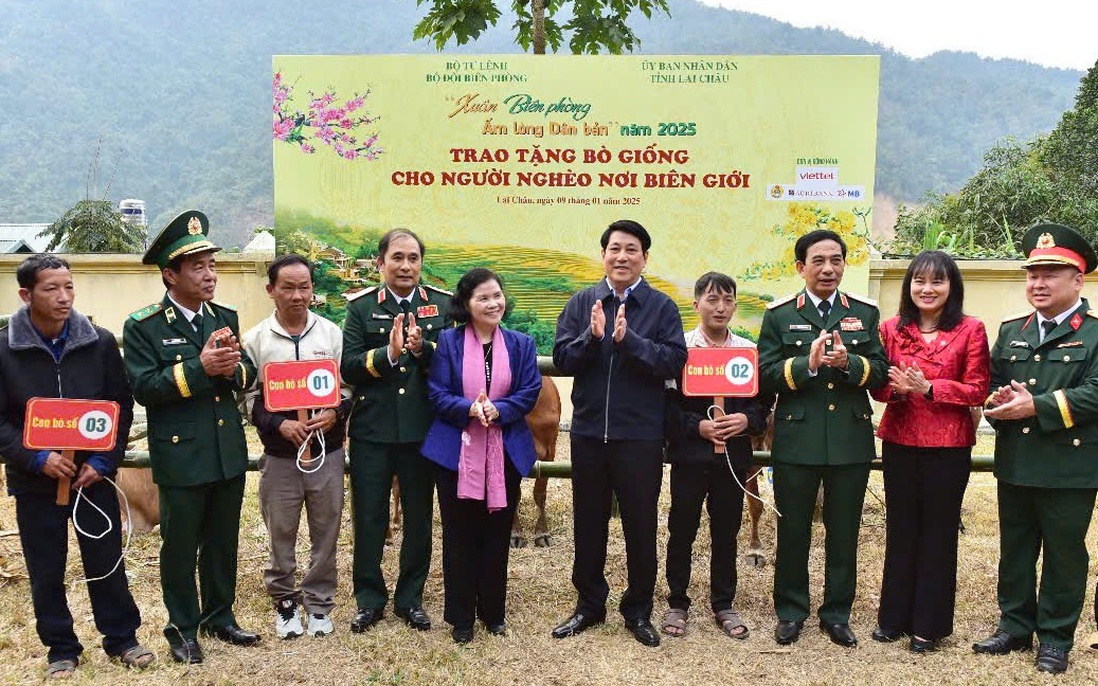 Chủ tịch nước tặng quà cho hộ nghèo trong chương trình "Xuân Biên phòng ấm lòng dân bản" 2025