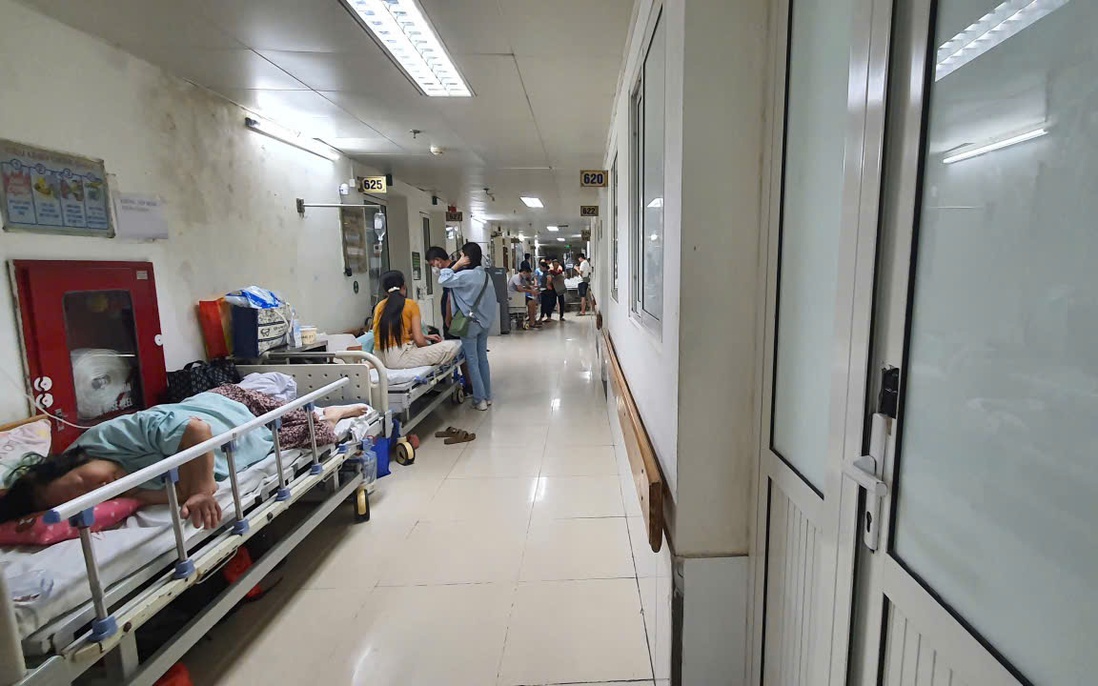 Bệnh viện Hữu nghị Việt Đức: Giường bệnh "tràn ra" hành lang