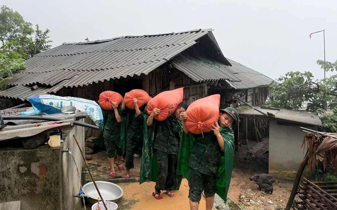 Tuyên Quang: Hàng trăm cán bộ, chiến sĩ Biên phòng xuyên đêm giúp người dân "chạy" lũ