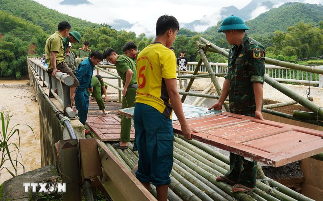Thanh Hóa dựng cầu tạm cho người dân miền núi đi lại