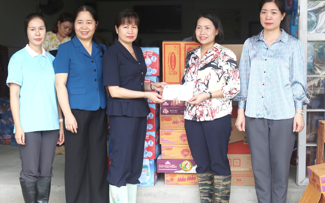 Hội LHPN tỉnh Lào Cai thăm hỏi, động viên người dân bị ảnh hưởng mưa lũ 