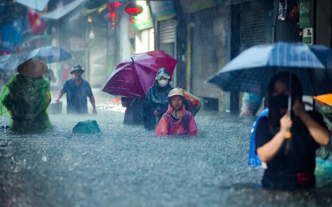 Hà Nội “chìm trong biển nước”, Sở Xây dựng gửi lời xin lỗi đến người dân