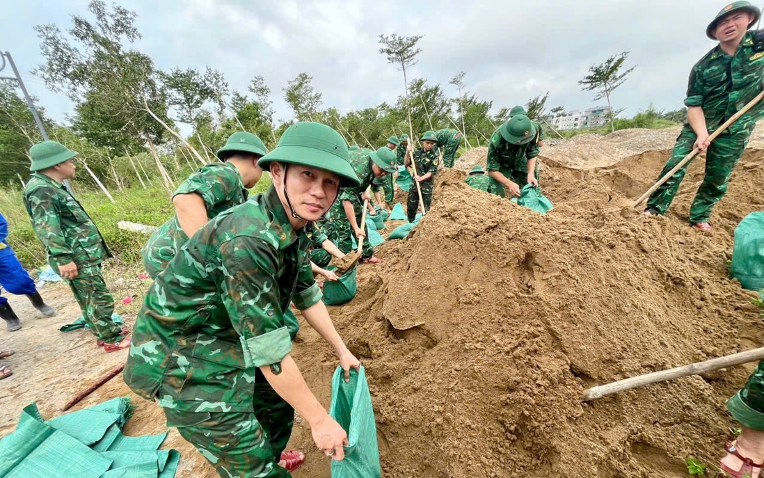 Nghệ An: Bộ đội Biên phòng điều động tối đa lực lượng ứng cứu đường đê sông Vinh 