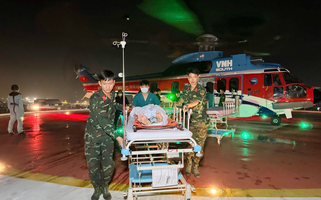 Trực thăng bay xuyên đêm đưa 3 bệnh nhân từ Trường Sa về đất liền điều trị