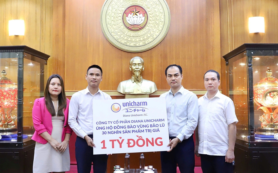 Tặng 30.000 sản phẩm vệ sinh thiết yếu hỗ trợ phụ nữ và trẻ em bị ảnh hưởng do bão lũ