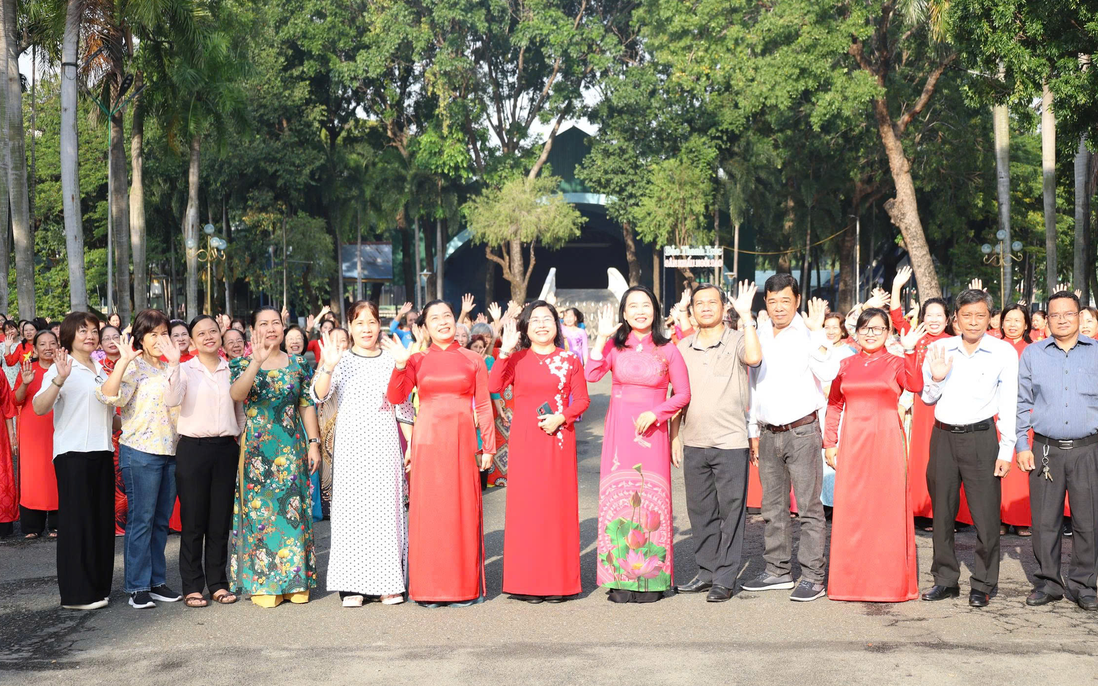 Phụ nữ Bình Thới đồng diễn dân vũ chào mừng Đại hội Đảng bộ TPHCM