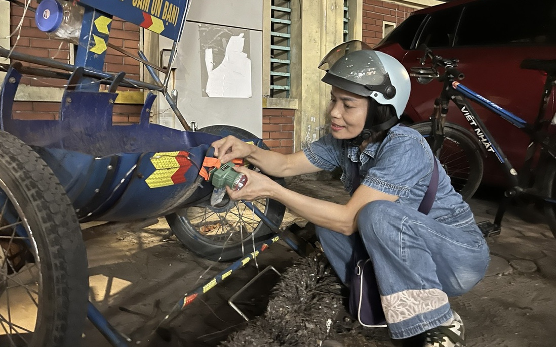 Hà Nội: Người phụ nữ hằng đêm đi "hút sạch" đinh vít trên đường