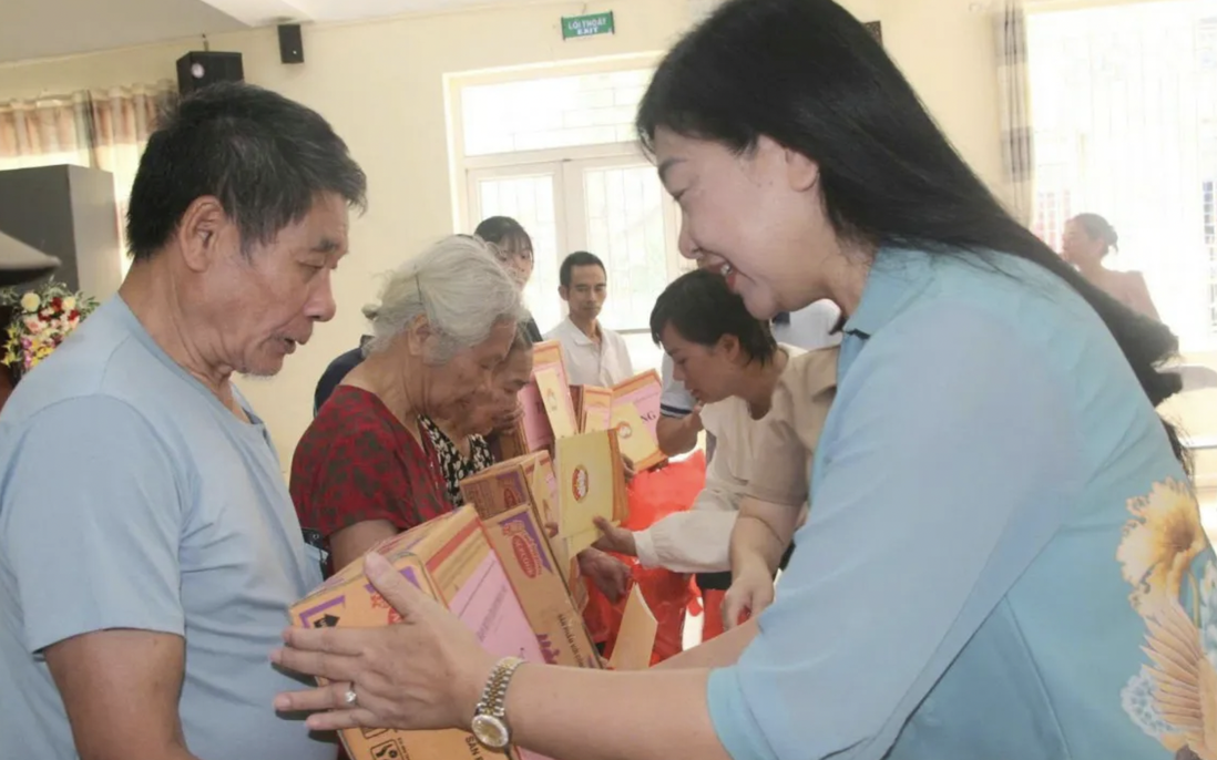 MTTQ TP Hà Nội thăm hỏi, động viên người dân vùng ngập lụt 