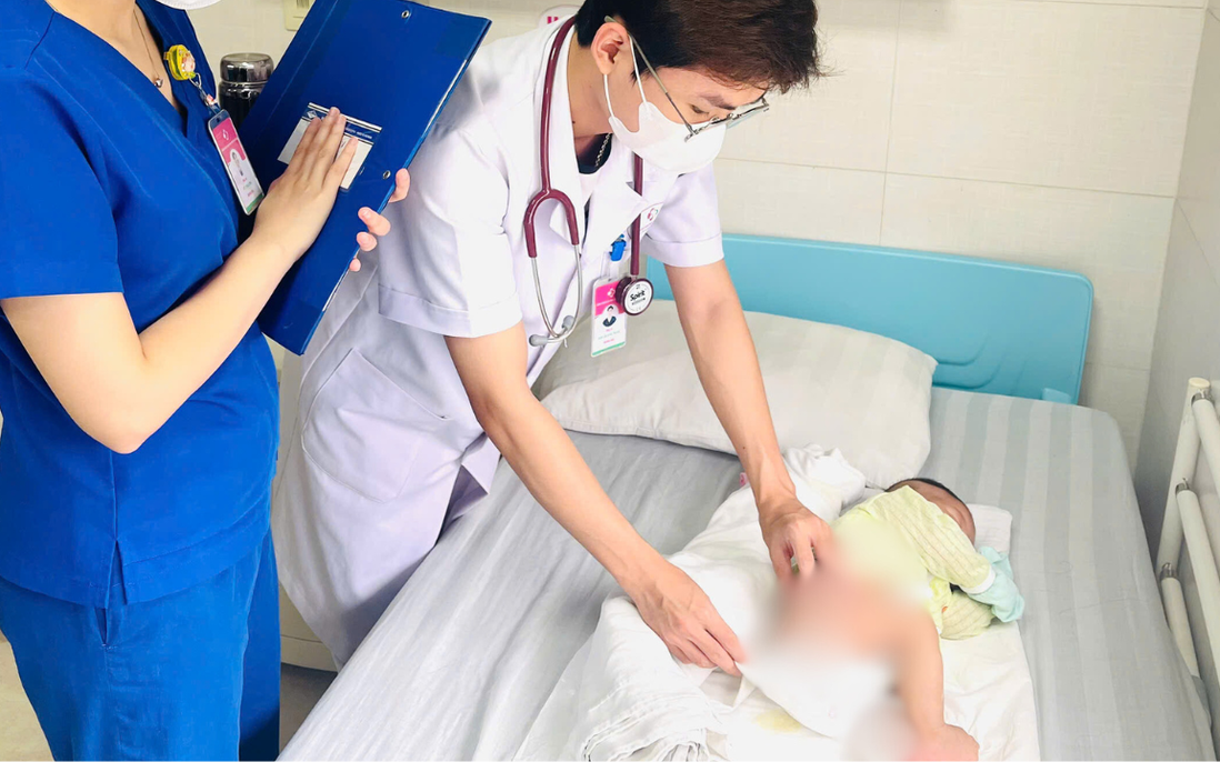 Bé gái mắc dị tật hiếm gặp không có hậu môn từ khi chào đời