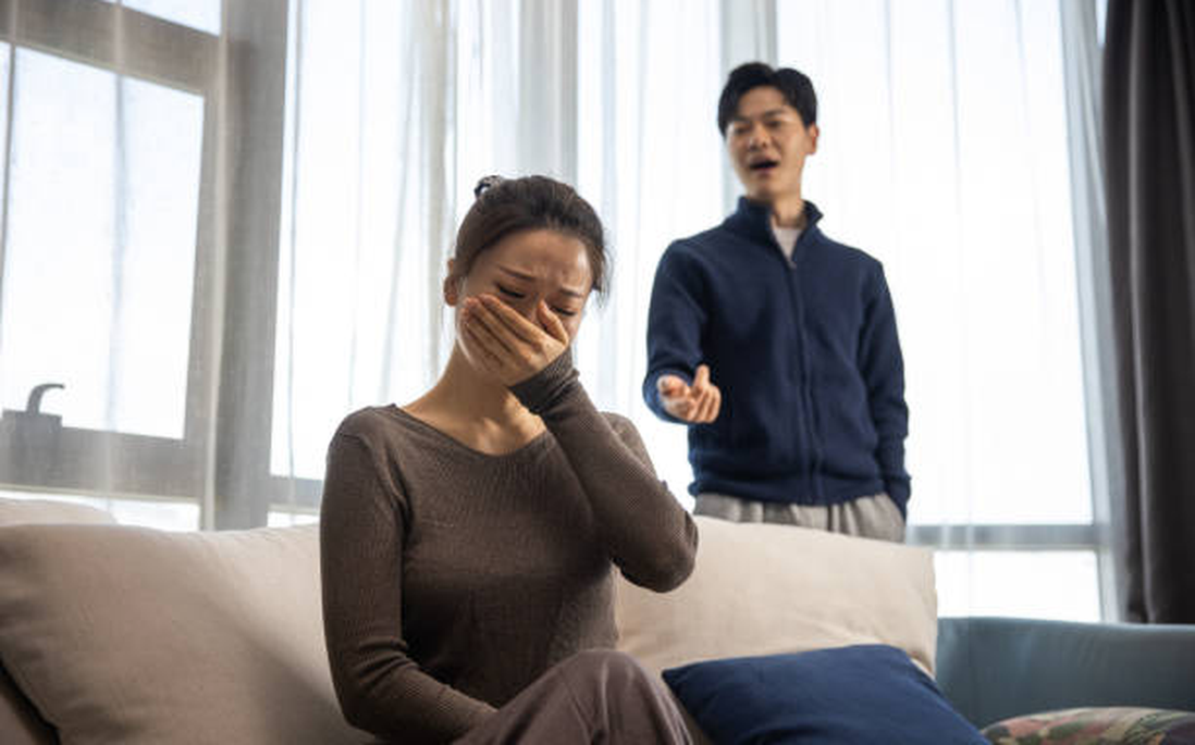 Vợ mới ghen lồng lộn khi thấy vợ cũ vẫn đeo nhẫn cưới