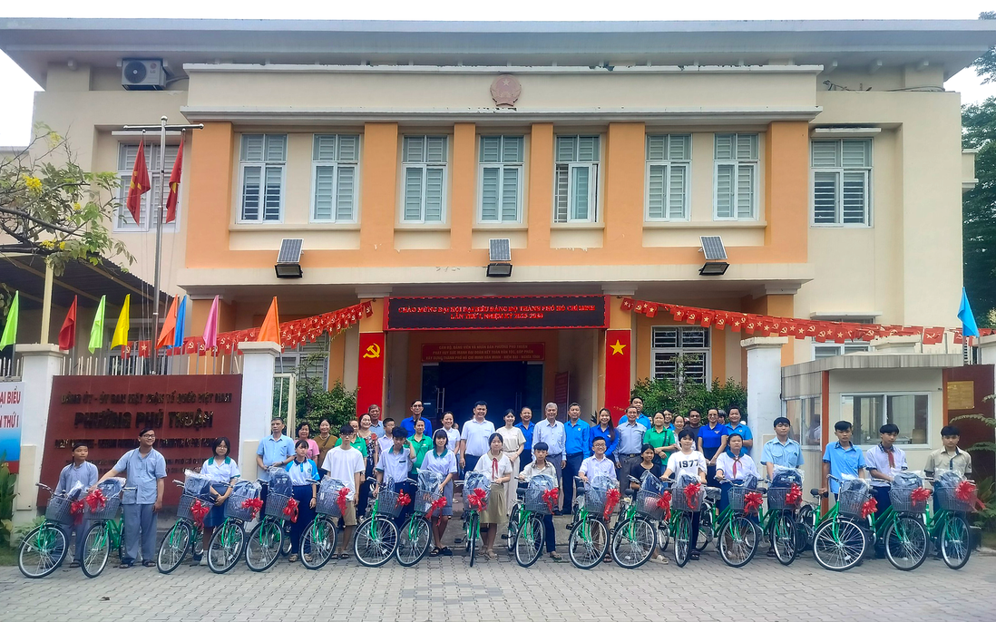 Trao quà "Tiếp sức học sinh vượt khó - Vui bước đến trường"