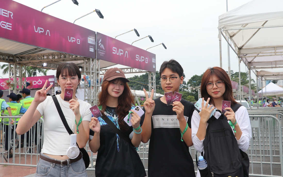 Gen Z bay hơn 1.000 km đến xem concert "Em xinh say hi"