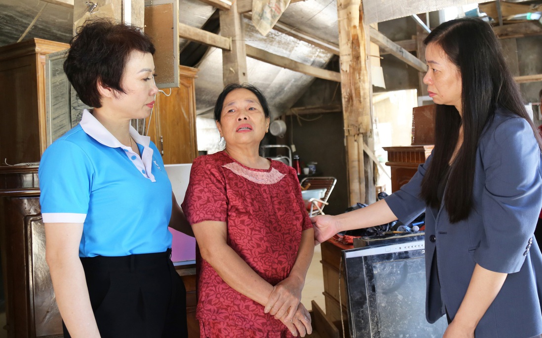 Lãnh đạo Hội LHPN Việt Nam thăm hỏi, chia sẻ với phụ nữ và trẻ em vùng lũ Tuyên Quang
