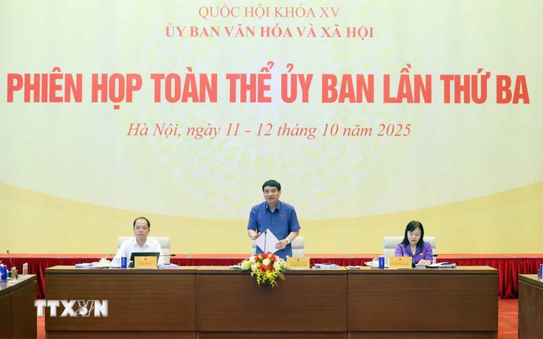 Thể chế hóa nội dung sử dụng một bộ sách giáo khoa thống nhất